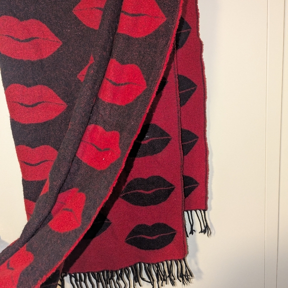 Victoria's Secret Rare Reversible Lip Scarf - Picture 2 of 3